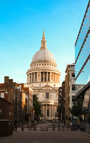 Ünlü St Paul's Katedrali, gündoğumu, London, Büyük Britanya.