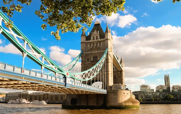 The Tower Bridge in London in a beautiful summer day, England, United Kingdom. — Stock Photo, Image