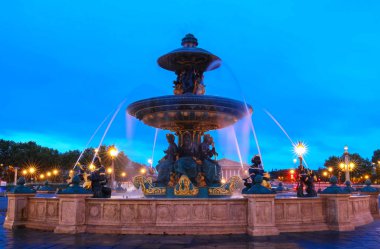 Place de la Concorde, gece, Paris Çeşmede.
