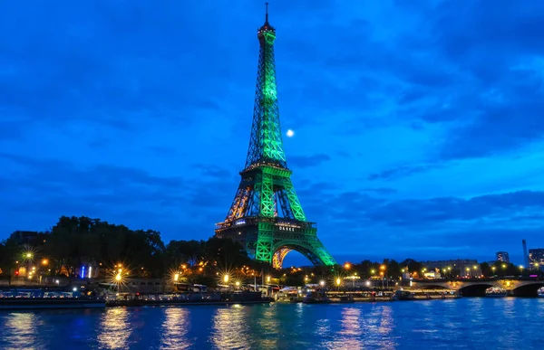 A Torre Eiffel iluminou-se para celebrar 300 milhões de visitantes desde a abertura de 1889, Paris, França . — Fotografia de Stock