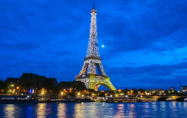 La Torre Eiffel si è illuminata per celebrare i 300 milionesimi visitatori dall'apertura del 1889, Parigi, Francia . — Foto Stock