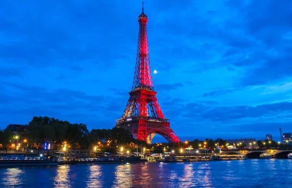 Eiffeltornet lyser upp till för att fira 300 miljonte besökaren sedan 1889 öppnar, Paris, Frankrike. — Stockfoto