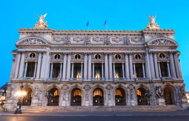 Paris Operası 'nın gece manzarası. Büyük Opera, Paris 'te ünlü bir neo-barok binasıdır..