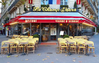Le Champ de Mars traditonal Fransız café Paris, Fransa'da Eyfel Kulesi yakınında olduğunu.