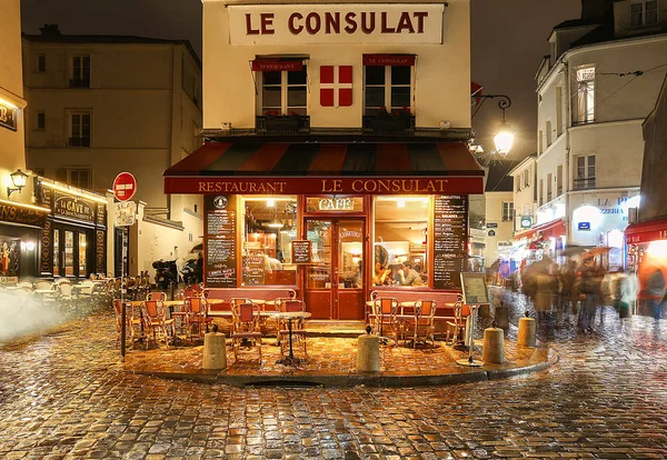 De weergave van typisch Parijs café consulaat in Parijs, Montmartre area, Frankrijk. — Stockfoto