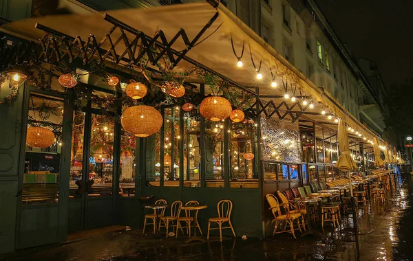 Slavná kavárna Brebant na Grands boulevards, Paříž, Francie. — Stock fotografie