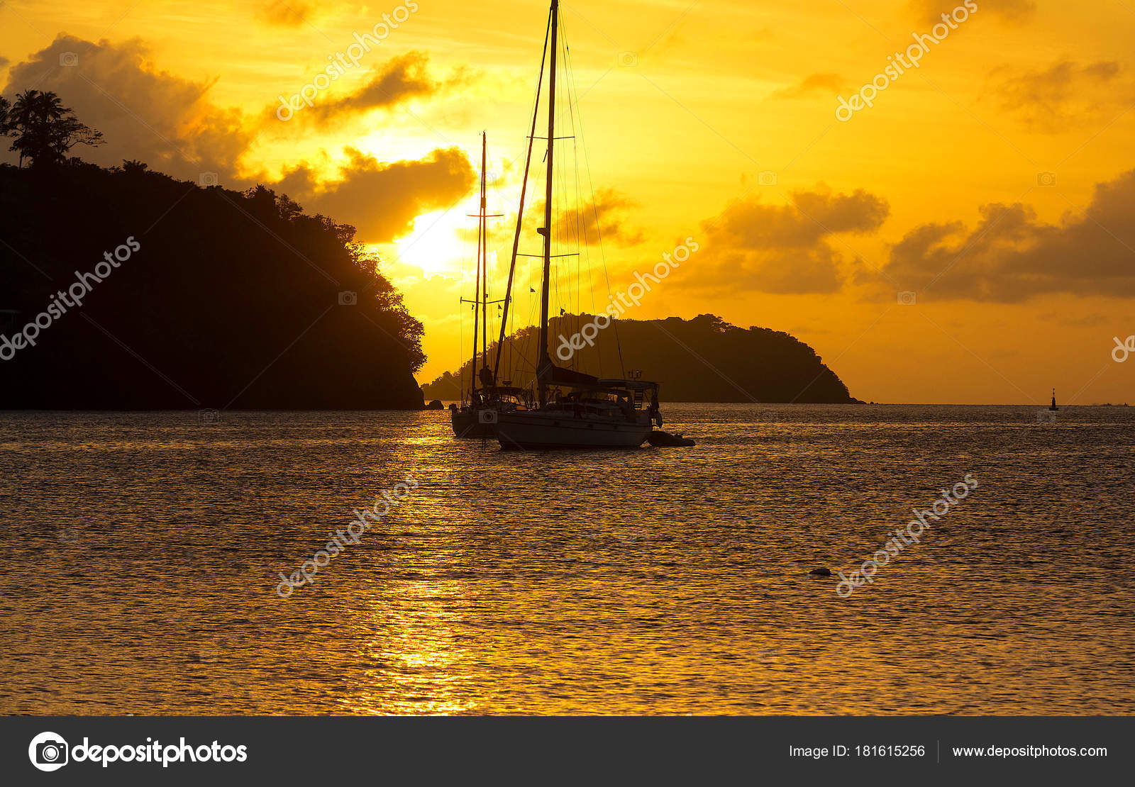 Lîle De Martinique Du Coucher Du Soleil La Mer Des