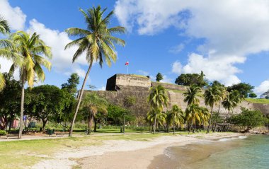 Fort Saint Louis ve ön planda, Martinique Island Karayipler beach .