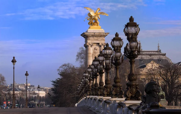 A famosa ponte Alexandre III em Paris, França — Fotografia de Stock