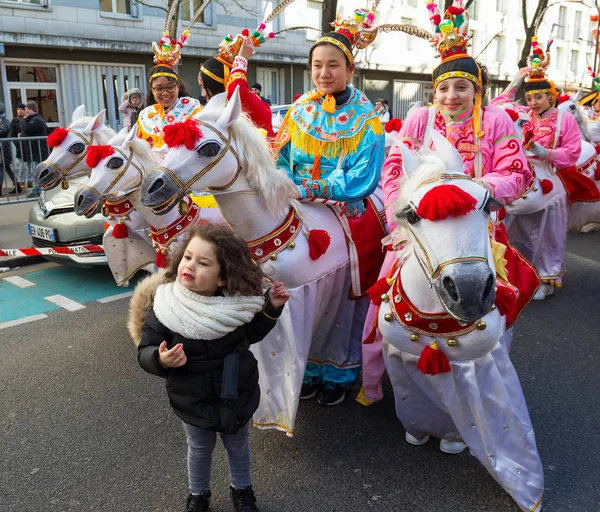 The Chinese performers in traditional costume at the chinese lunar new year parade in Paris, France. — Stock Photo, Image