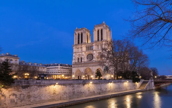 La Catedral de Notre Dame por la noche, París, Francia . —  Fotos de Stock