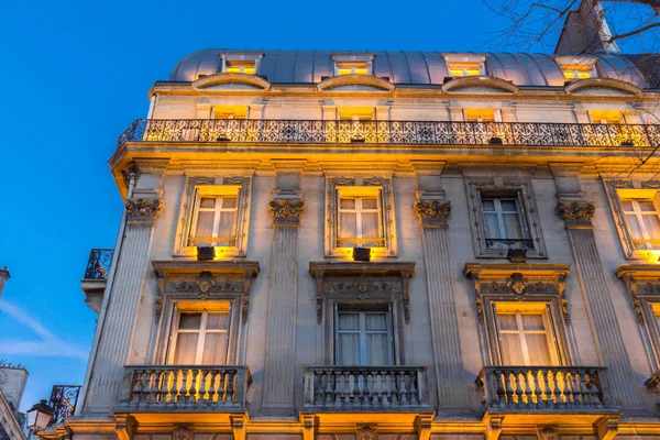 Akşam, Fransa Paris binanın geleneksel cephe.