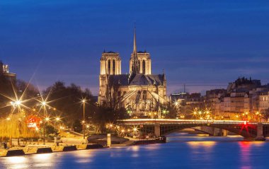 Notre Dame Katedrali akşam, Paris, Fransa.