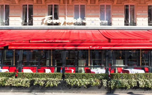 O Fouquets é um restaurante histórico, localizado na avenida Champs Elysees em Paris, França . — Fotografia de Stock