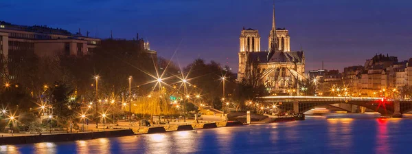Éjszakai panoráma Cite sziget és a Notre Dame-katedrális, Párizs. — Stock Fotó