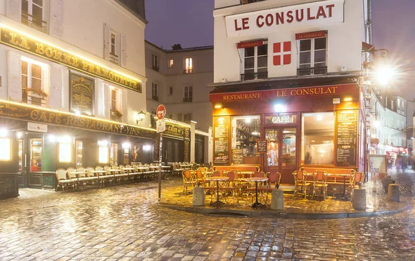 Beskåda av typiska paris café Consulat i Paris, Montmartre-området, Frankrike. — Stockfoto