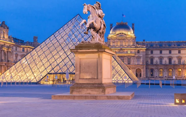 Museu do Louvre à noite. O Louvre é um dos maiores museus do mundo e uma das principais atrações turísticas de Paris . — Fotografia de Stock