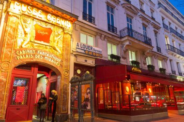 Grevin Müzesi ve Paris cafe Grevin gece Paris, Fransa.