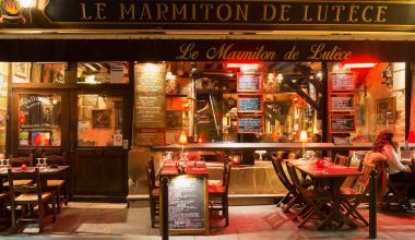 Saint Michel Bulvarı Paris, Fransa'da geleneksel Fransız restoran Le Marmiton de Lutece yakınında.