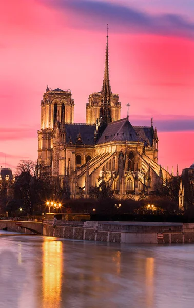 Notre Dame tarihi Katolik Katedrali, Paris'te en çok ziyaret edilen anıtlarından olan.