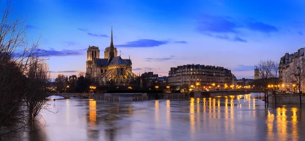 A Notre Dame a történelmi katolikus székesegyház, egyik leglátogatottabb műemléke Párizsban. — Stock Fotó