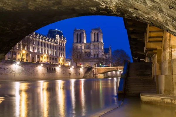 Catedral de Notre Dame à noite, Paris, França . — Fotografia de Stock