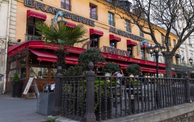 Chez Jenny Republique üzerinde bulunan efsanevi ve ünlü Alsas brasserie Paris, Fransa'da kare.
