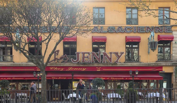 Chez Jenny Republique üzerinde bulunan efsanevi ve ünlü Alsas brasserie Paris, Fransa'da kare.