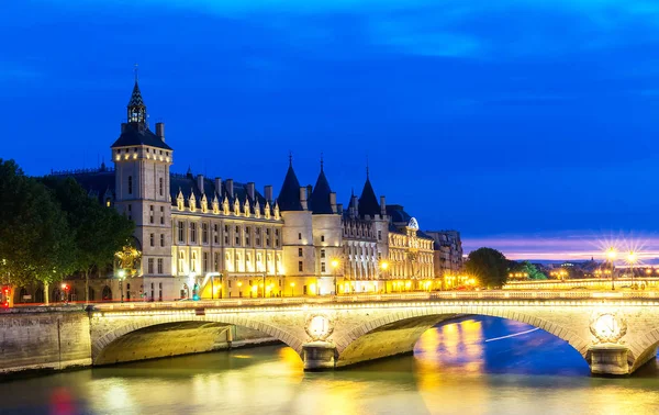 A noite em Paris, Change bridge e Conciergerie, Paris . — Fotografia de Stock