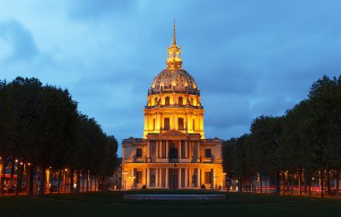 Saint Louis Katedrali, gece, Paris.