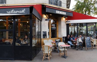 Geleneksel Fransız restoranı Chinchin Montsouris parkı, Paris, Fransa.
