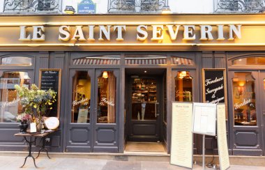 Fransa 'nın başkenti Paris' te bulunan geleneksel Fransız restoranı Le Saint Severin..