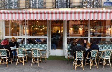 Saint-Germain bölgesinde bulunan geleneksel Fransız cafesi Loulou, Paris, Fransa.