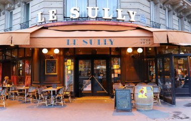 Geleneksel Fransız Kafesi Le Sully, 1917 'den beri Paris' in 4. semtindeki Henri IV bulvarında bulunan bir aile restoranıdır..