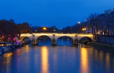 Ponte Marie köprüsünün Seina nehri üzerindeki manzarası, Paris, Avrupa.