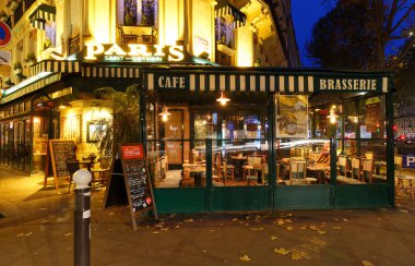 Tipik Paris kahvesi Saint Germain manzarası. Fransa 'nın başkenti Paris' teki ünlü Saint Germain bulvarında yer almaktadır..