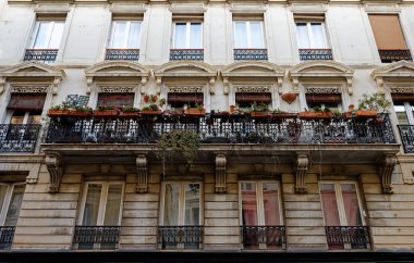 Tipik balkonları ve pencereleri olan geleneksel Fransız evi. Paris.