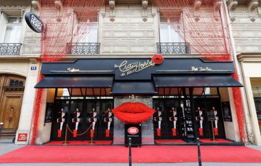 Kabare Crazy Horse Paris, Fransa 'da bulunan V. George Bulvarı' ndaki Paris kamaralarının en ikonik olanıdır..