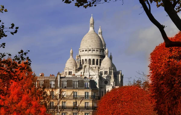 Hermosa vista de la Basílica Sacre Coeur de París con árboles rojos de otoño alrededor y cielo azul en el fondo  . —  Fotos de Stock