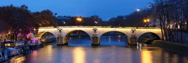 La veduta panoramica di Ponte Marie sul fiume Seina di notte, Parigi, Europa . — Foto Stock