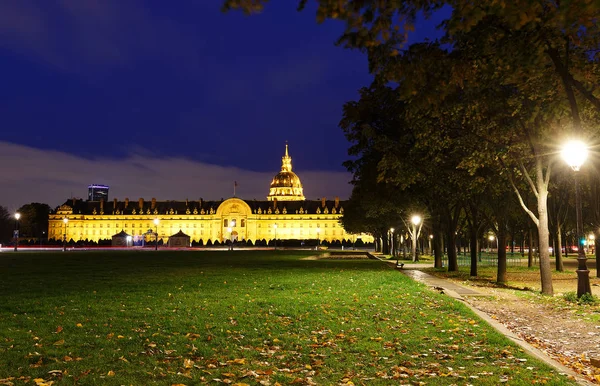 Die kathedrale des heiligen louis bei nacht, paris. — Stockfoto