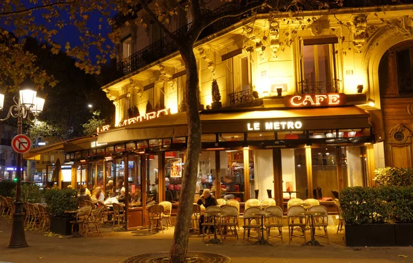 Vista do típico café parisiense Lee Metro. Ele está localizado na famosa avenida Saint Germain, em Paris, França . — Fotografia de Stock