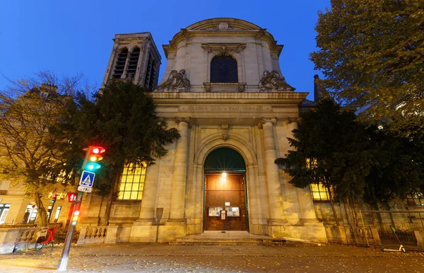 Saint-Nicolas-du-Chardonnet est une église catholique romaine située dans le centre de Paris, en France . — Photo