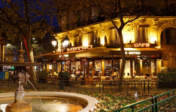 Vista do típico café parisiense Lee Metro. Ele está localizado na famosa avenida Saint Germain, em Paris, França . — Fotografia de Stock
