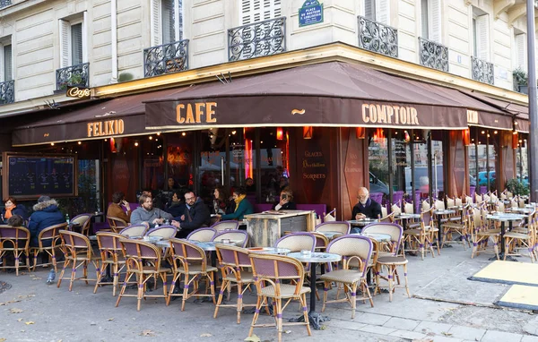 Vista do típico café parisiense Copmtoir localizado perto do parque Batignolles em Paris, França — Fotografia de Stock
