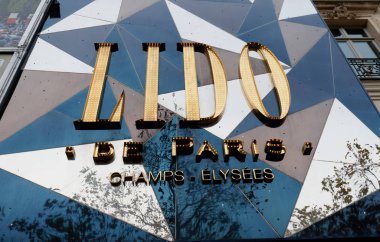 Champs-Elysees caddesindeki dünyaca ünlü kabare kulübü Lido 'nun işareti..
