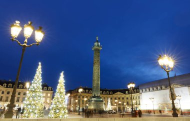 Burayı dekore edilmiş Vendome Noel için geceleri, Paris, Fransa.