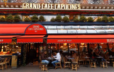 Grand Cafe Capucines Noel için dekore edildi. Grands Bulvarı 'ndaki efsanevi ve ünlü pastane. Paris mi? Fransa.