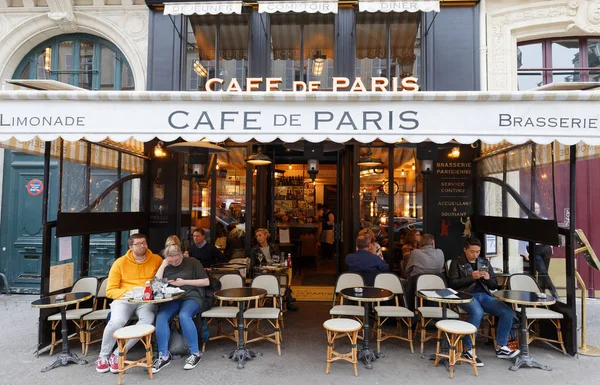 巴黎咖啡馆（Cafe de Paris）是法国的传统咖啡馆，位于巴黎的历史中心，靠近卢浮宫. — 图库照片