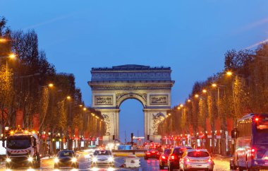 Ünlü Zafer Kemeri ve Champs Elysees Bulvarı, Paris.